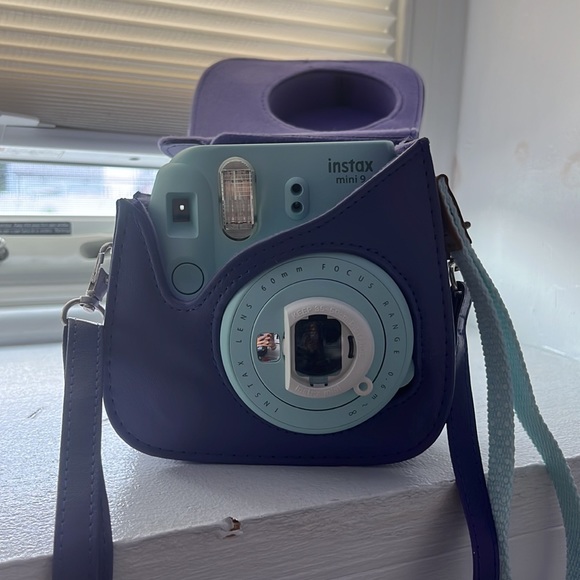 Polaroid camera and case - Picture 2 of 6